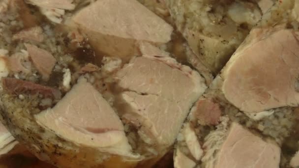 Carne di maiale gelatina galantina aspic su una tavola di legno — Video Stock