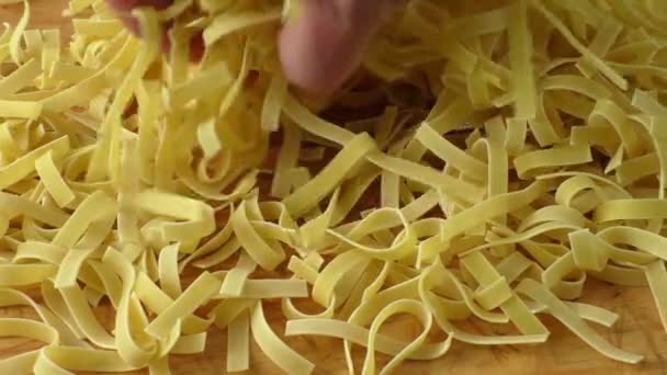 Pasta cruda italiana su tavola di legno — Video Stock