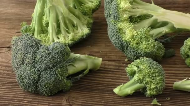 Brócoli fresco en la mesa de madera — Vídeo de stock