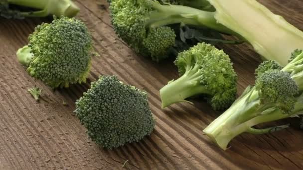 Čerstvá brokolice na dřevěném stole — Stock video