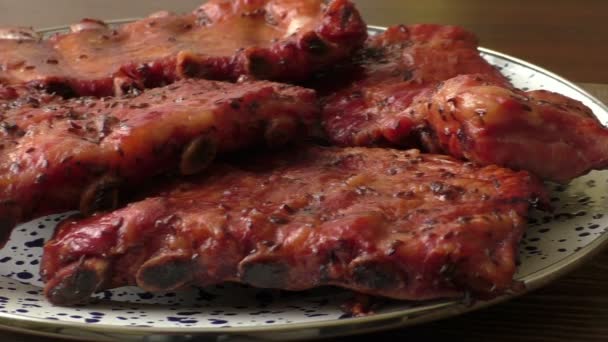 Házi készítésű füstölt grillezett sertésborda, fogyasztásra kész — Stock videók