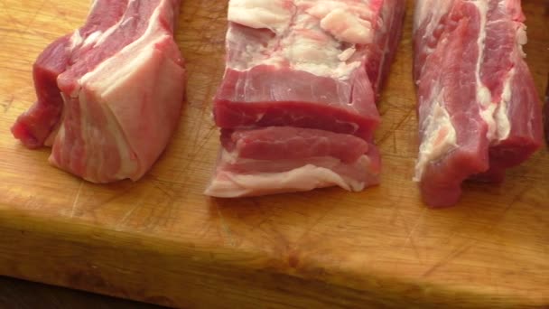 Costillas de cerdo crudas en una tabla de cortar — Vídeos de Stock