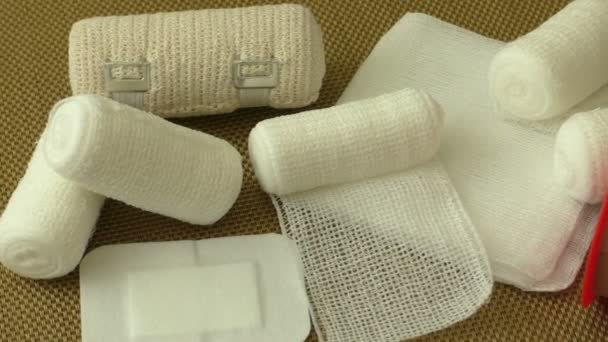 Bandages et plâtres sur fond doré — Video