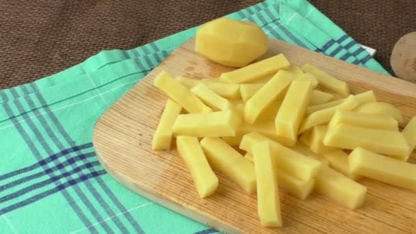 Fitas em fatias de batata crua preparadas para batatas fritas — Vídeo de Stock