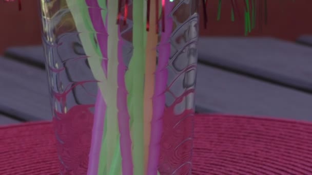 Renkli payet bir kavanoz içinde içme — Stok video