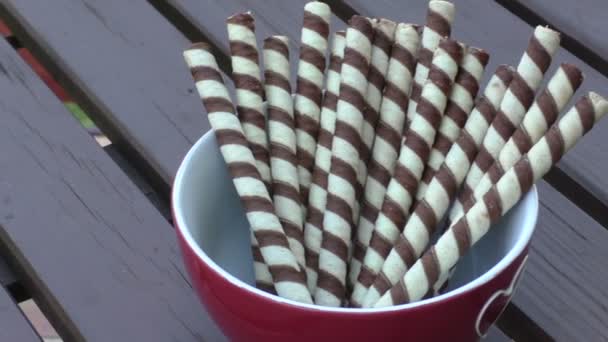 Rolos de waffle com cacau e chocolate. Biscoitos frescos com chocolate. Rolos de waffle em tigela vermelha — Vídeo de Stock