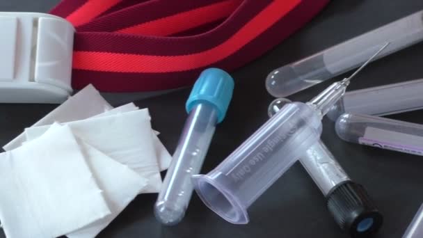 Conjuntos de coleta de sangue e seringas em ambiente laboratorial — Vídeo de Stock