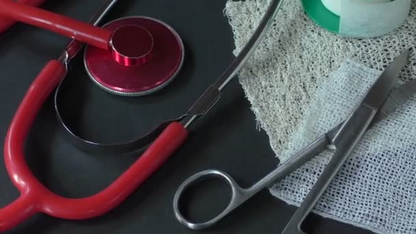 Trousse de premiers soins avec matériel de pansement et stéthoscope médical rouge — Video