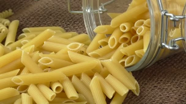 Pasta italiana in vaso di vetro isolato su fondo marrone — Video Stock