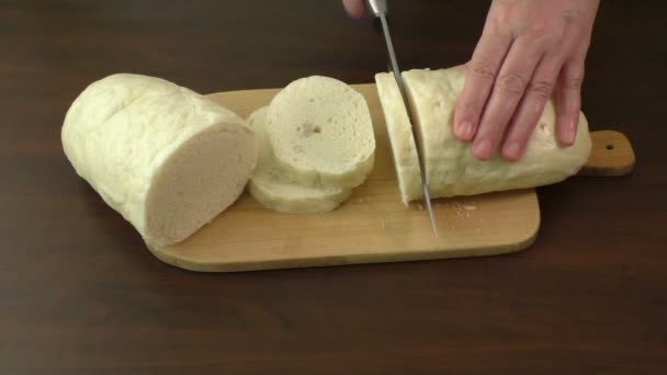 Slices of traditional czech dumplings on a cutting board — Stock Video