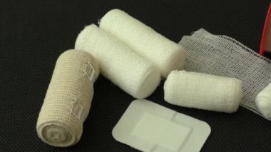 ilk yardım kiti ile pansuman malzemesi
