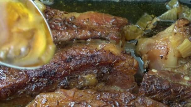 Costeletas crocantes de porco assado. Costelas de porco marinadas em molho de churrasco — Vídeo de Stock