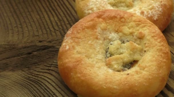 Bollos caseros dulces frescos en tablón de madera. Pastelería al horno — Vídeos de Stock