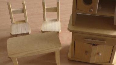 Minyatür ahşap oyuncak çocuk mobilyaları. Ahşap bebek mobilya: Masa, sandalye ve açık büfe