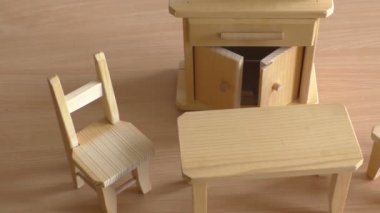 Minyatür ahşap oyuncak çocuk mobilyaları. Ahşap bebek mobilya: Masa, sandalye ve açık büfe