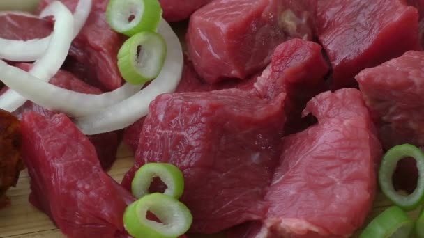Μαγείρεμα γκούλας με βοδινό κρέας και λαχανικά. Φρέσκο ωμό κρέας σε ξύλο κοπής — Αρχείο Βίντεο