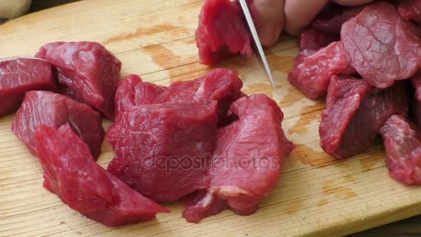 Čerstvé syrové nakrájené hovězí maso. Vaření guláš s hovězím masem. 