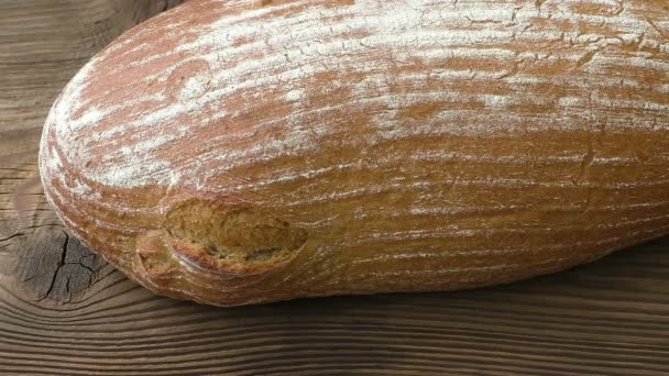 Pão rústico em uma velha mesa de madeira vintage pranchada — Vídeo de Stock