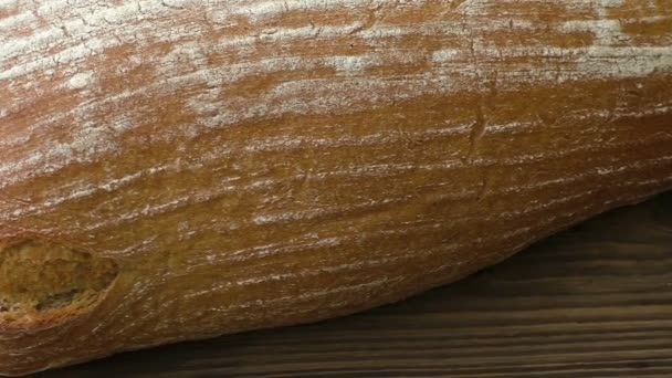 Pão rústico em uma velha mesa de madeira vintage pranchada — Vídeo de Stock
