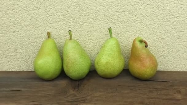 木の板に新鮮な有機梨。木製テーブルの上の梨. — ストック動画