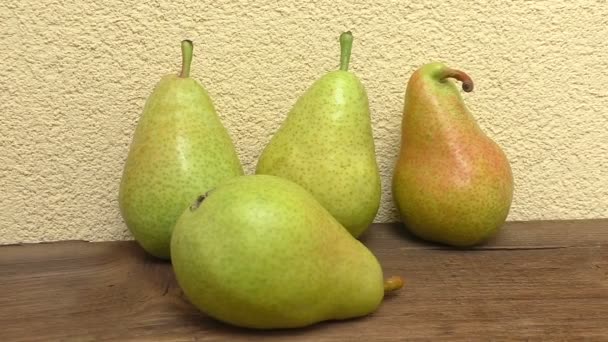 Fresh organic pears on wooden plank. Pears on wooden table. — Stock Video