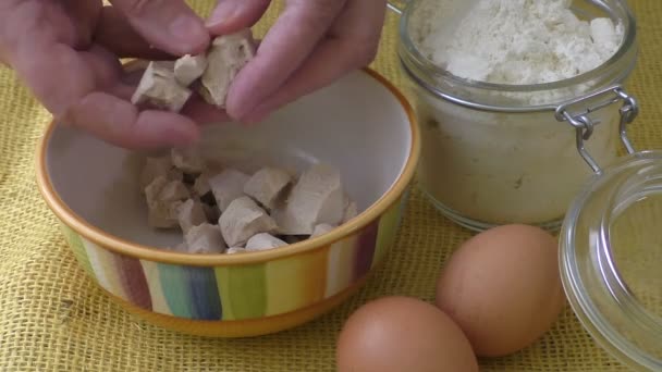 Frischhefe. Schüssel mit Bäckerhefe auf gelbem Hintergrund — Stockvideo