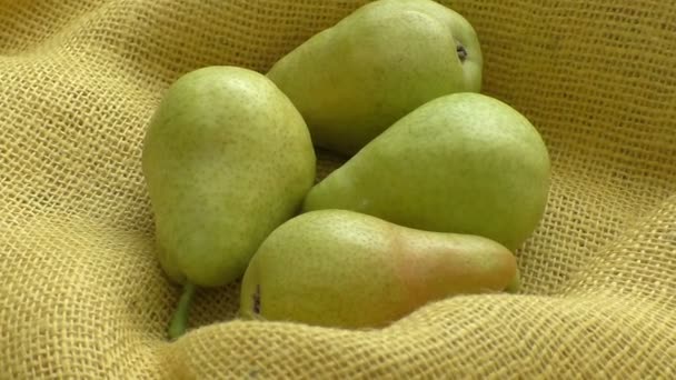 Verse biologische peren op gele plundering. PEAR herfst oogst. Sappige smaakvolle peren van rustieke achtergrond. — Stockvideo