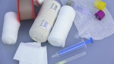 İlk yardım çantası soyunma malzeme ile. Tıbbi aletler, tıbbi kan tüp, tüp laboratuvar için 