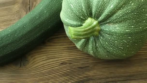 Fresh zucchini on wooden background. Zucchini on wooden table. — Stock Video