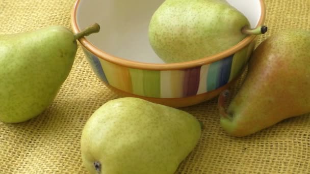 Juicy flavorful pears of nature background. Fresh organic pears on yellow sacking. — Stock Video