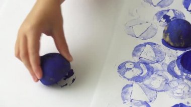 Patates üzerinden ev yapımı pul yapım. Çocukların yaratıcılık, Çizim oluşturma süreci. Çocuk sanat projesi, bir zanaat çocuklar için. 