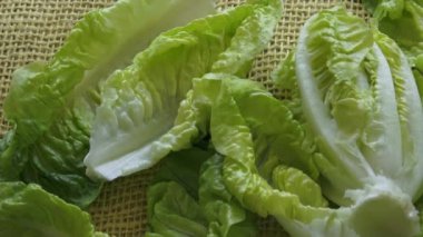 Taze yeşil marul üzerinde sarı arka plan izole