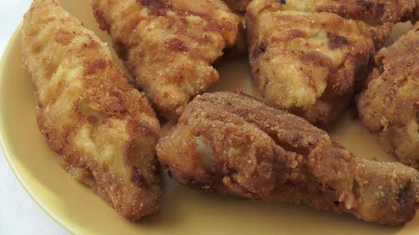 노란 접시에 튀긴된 닭고기를 신선한입니다. 프라이드 치킨. — 비디오