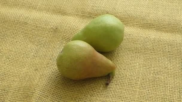 Färska ekologiska päron på gula säckväv. Pear höstens skörd. Saftiga smakrika päron av rustika bakgrund. — Stockvideo