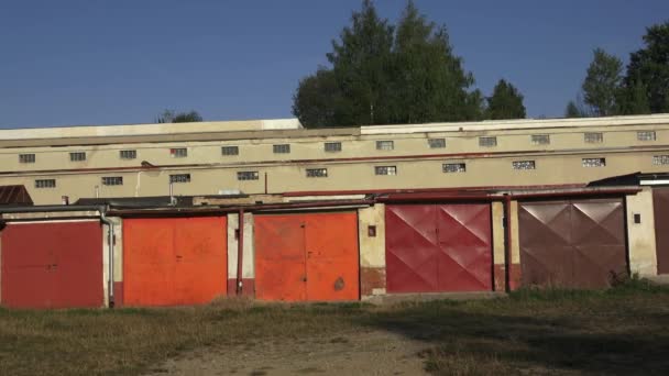 Puertas de garaje de metal viejo.Las puertas envejecidas de garajes antiguos. Viejos garajes abandonados usados . — Vídeos de Stock