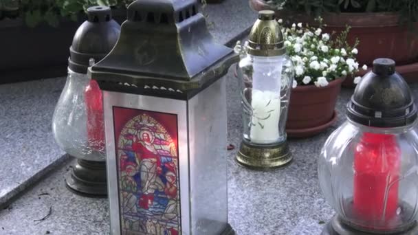 Votive lantern on the tomb. Candle snitch on the tombstone, the feast of the dead, All Saints' Day. — Stock Video