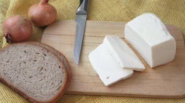 Ahşap kesme tahtası üzerinde keçi peyniri. Doğru beslenme. Vitaminler. Sağlıklı gıda. 