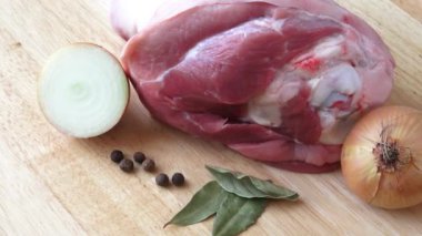 Çiğ domuz knuckle ile ve soğan - coocking için hazır