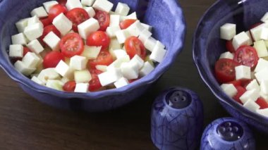 Kiraz domates salatası ve keçi peyniri ile doğranmış