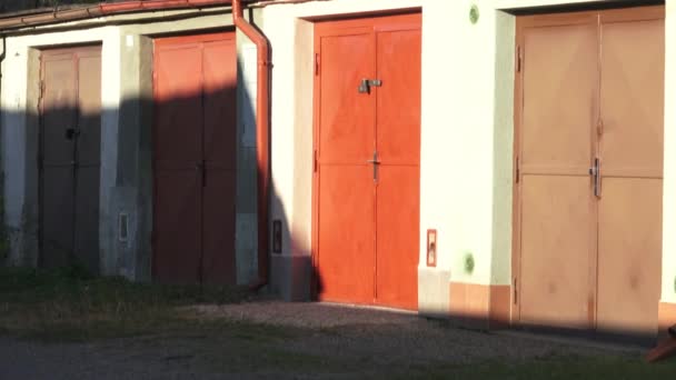 Las puertas envejecidas de garajes viejos. Viejos garajes abandonados usados . — Vídeo de stock
