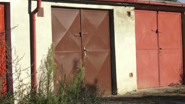 The aged gates of old garages. Old worn abandoned garages. — Stock Video