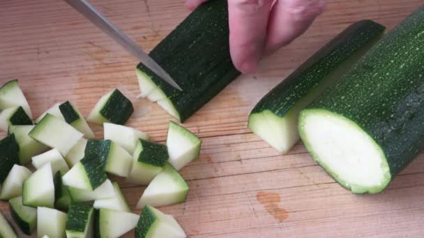 Tagliare le zucchine sul tagliere per cucinare — Video Stock