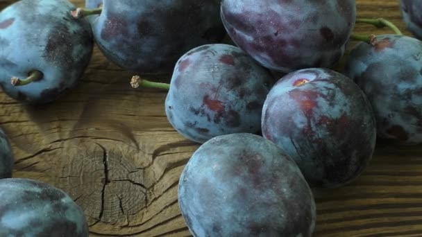 Prunes fraîches sur table en bois — Video