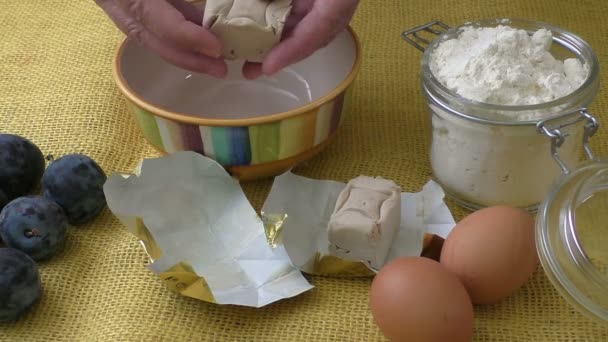 Bol de levure de boulanger sur fond jaune. Levure fraîche . — Video