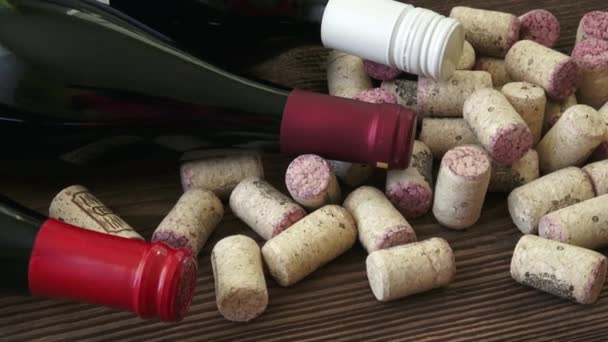 Detailní záběr na víno zátky. Zátek z lahví červeného vína. Mnoho různých víno zátky. — Stock video