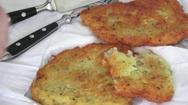 Patates gözlemesi ya da latke geleneksel ev yapımı kızarmış sebze yemekleri tarifi.