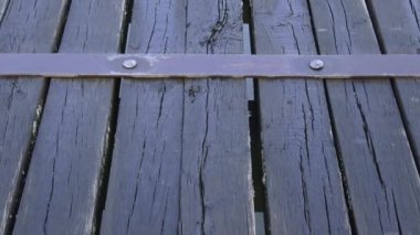 Ahşap tahta yer tahtaları. Eski ahşap panel köprü görünümü.