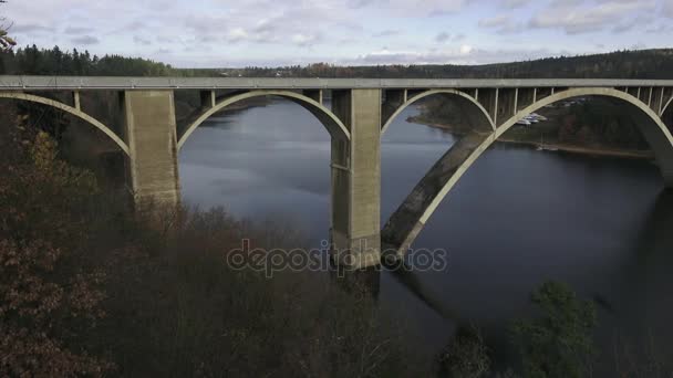 Puente de hormigón sobre el río. Puente de arquitectura exterior sobre el río . — Vídeos de Stock