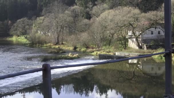 Puente de cadena sobre el río Moldava en la República Checa — Vídeo de stock