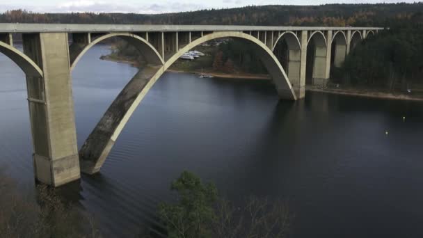 Beton ondersteunt van de auto brug over de rivier. Uitzicht op de rivier tijdens het herfst seizoen. Tsjechische Republiek — Stockvideo